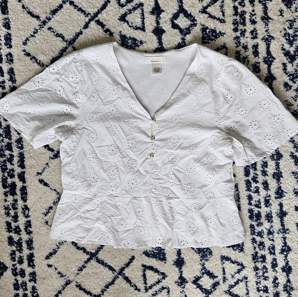 FREE Sz L White Eyelet Top - Picture 1 of 4